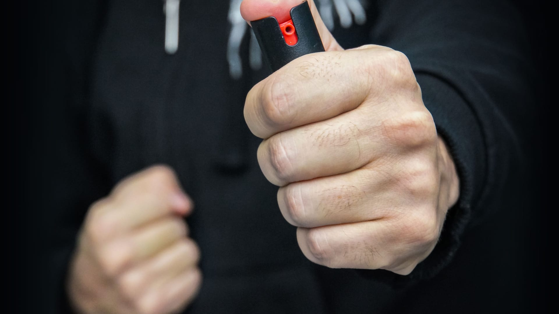 Ein Mann hält Pfefferspray in der Hand (Symbolbild): Was Grund des Angriffs war, ist noch unklar.