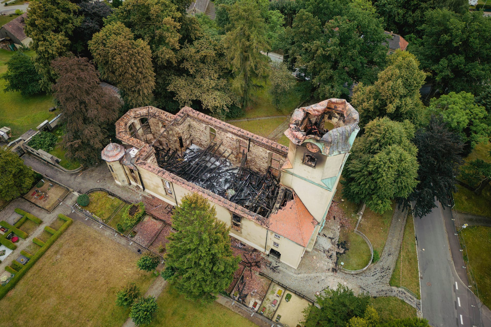 Die evangelische Kirche Großröhrsdorf in Großröhrsdorf im Landkreis Bautzen in Sachsen.