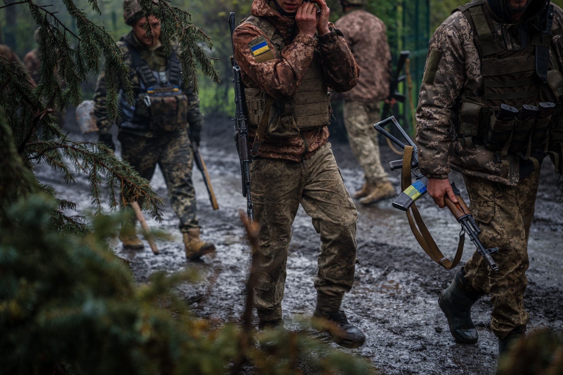 Frühjahr 2023. Ukrainische Soldaten kämpfen sich durch den aufgeweichten Grund bei Bachmut.