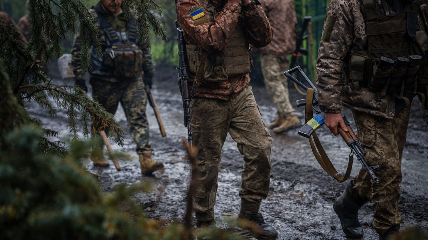 Frühjahr 2023. Ukrainische Soldaten kämpfen sich durch den aufgeweichten Grund bei Bachmut.