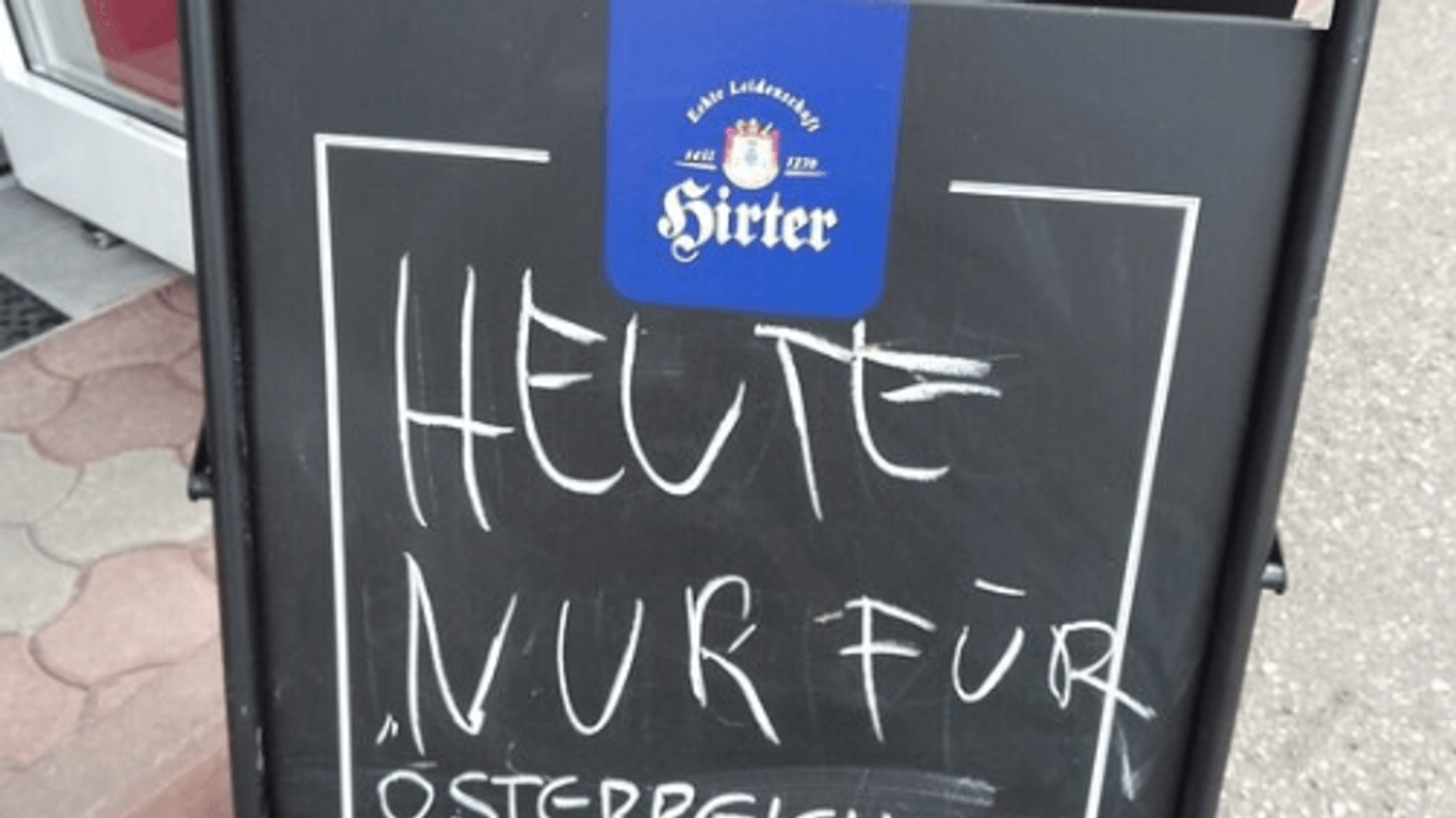 Ein Schild vor dem Lokal in Millstatt besagt, dass nur "Österreicher" bedient werden.
