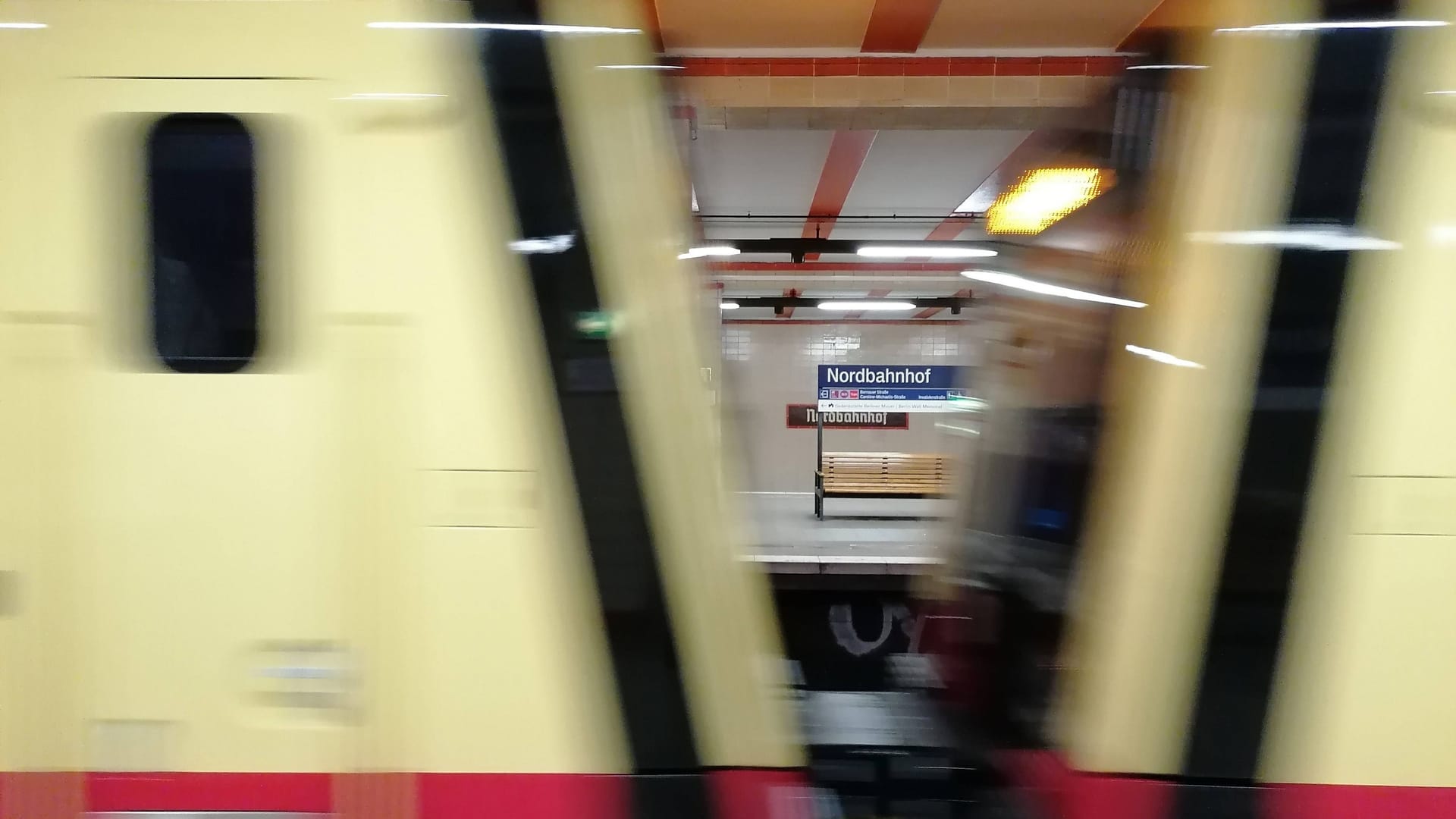 S-Bahn fährt durch den Nordbahnhof (Symbolfoto): Ein Bauprojekt der Bahn stockt.