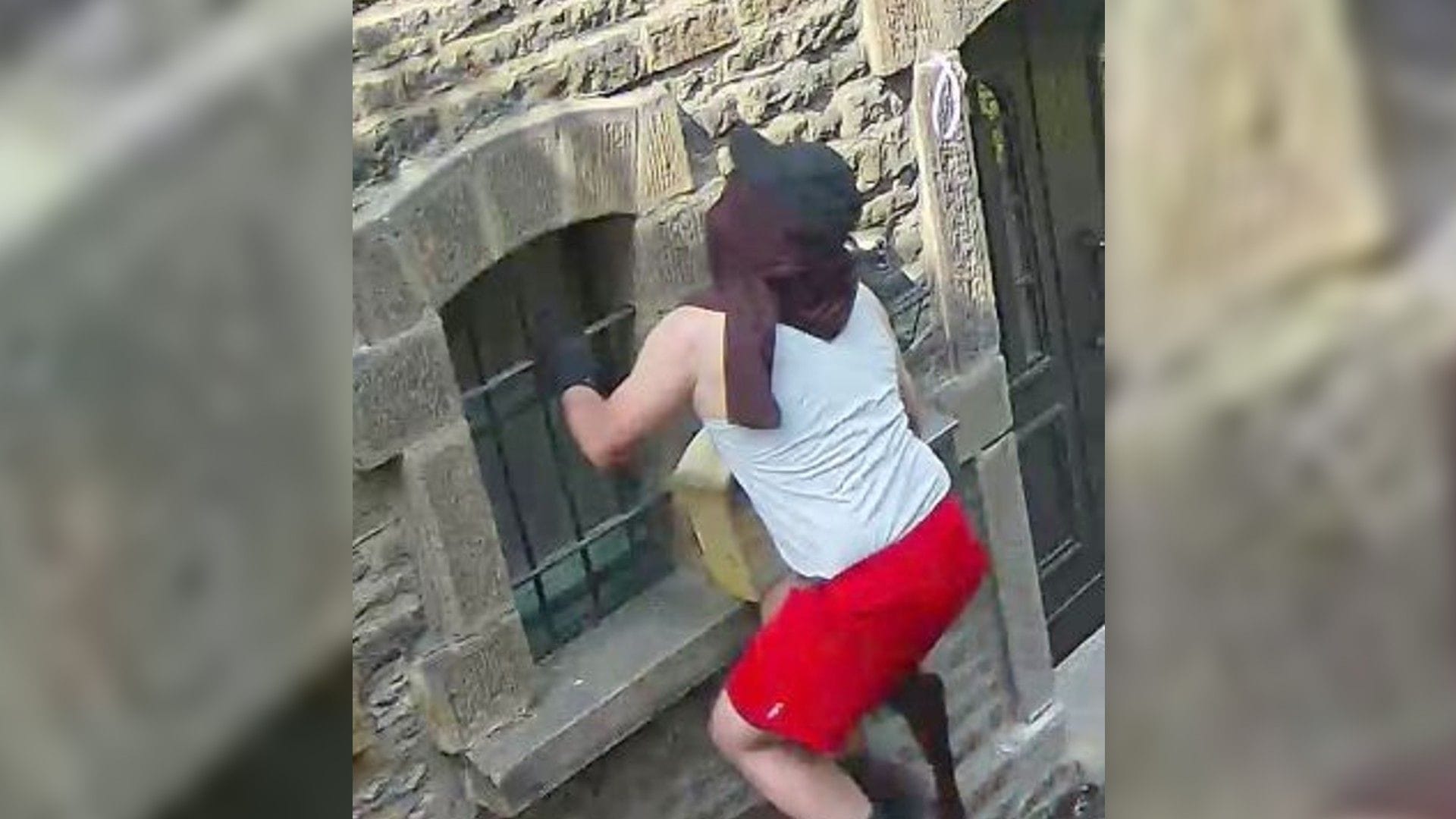 Fahndungsfoto der Polizei: Der Mann hangelte sich am Fenster herunter.