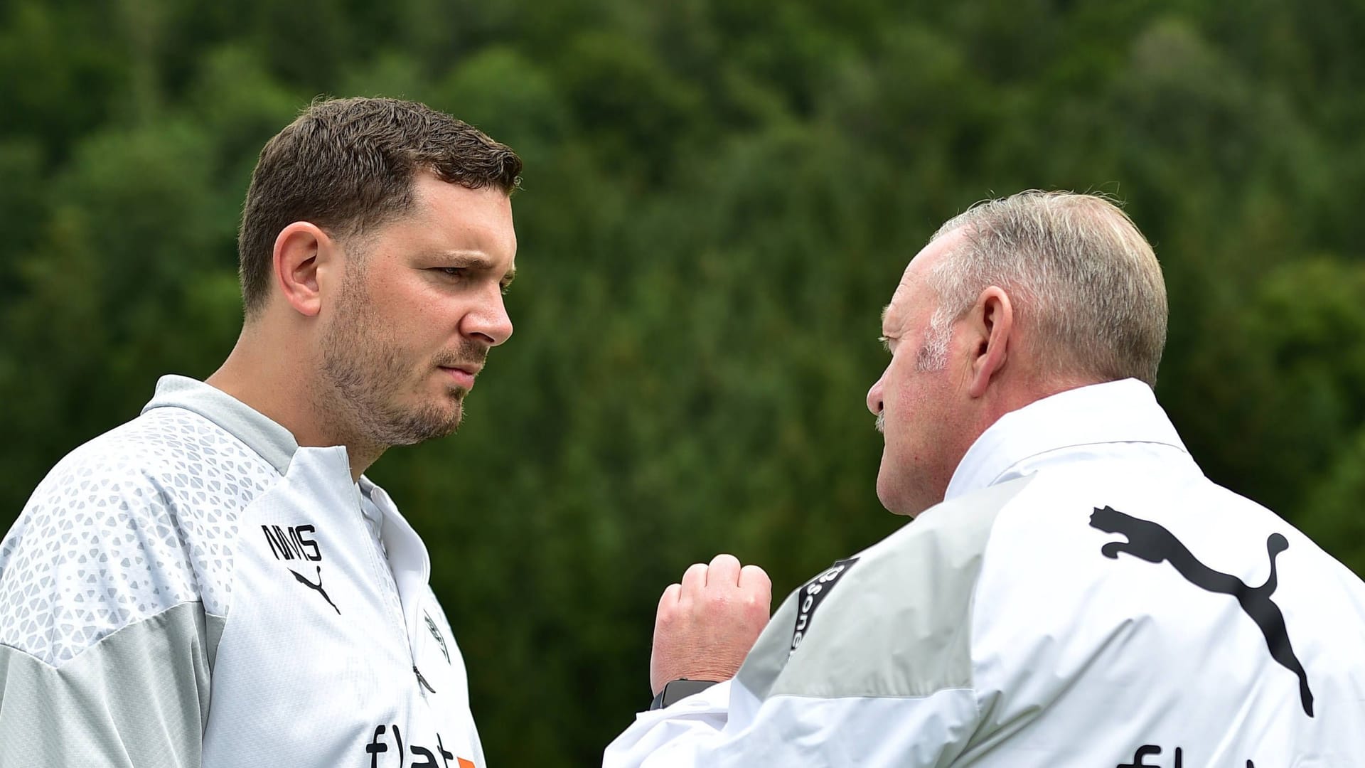 Unterstützung in der Gladbacher Führungsetage: Nils Schmadtke (l.) im Gespräch mit Roland Virkus.