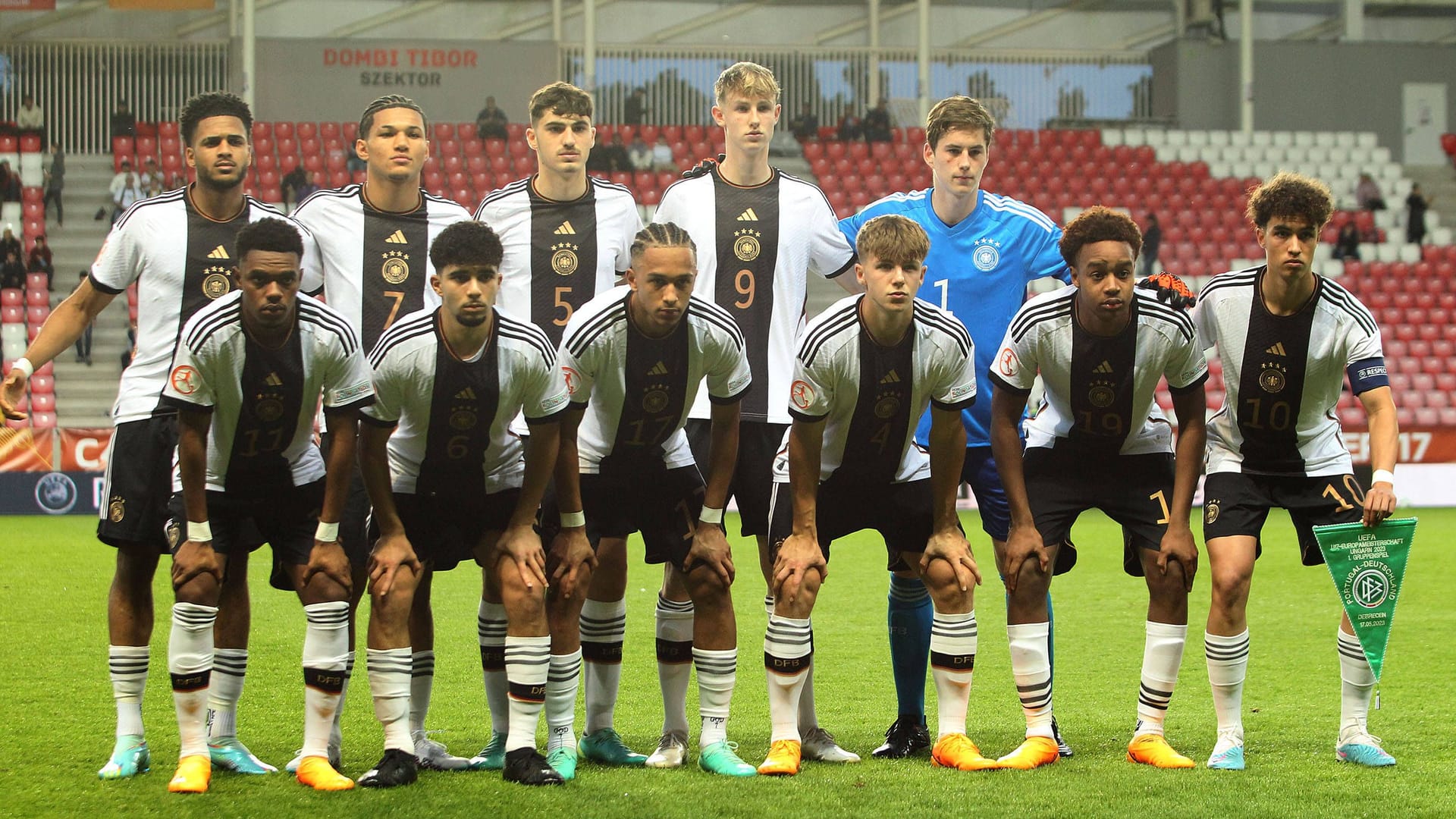 Paris Brunner (obere Reihe, Zweiter von links), Assan Ouédraogo (untere Reihe, Zweiter von rechts) und Noah Darvich (untere Reihe, ganz rechts) spielten beim U17-Titel Deutschlands eine wichtige Rolle.