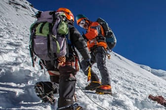 Bergsteiger beim Aufstieg (Symbolbild): Am K2 kam ein pakistanischer Träger ums Leben.