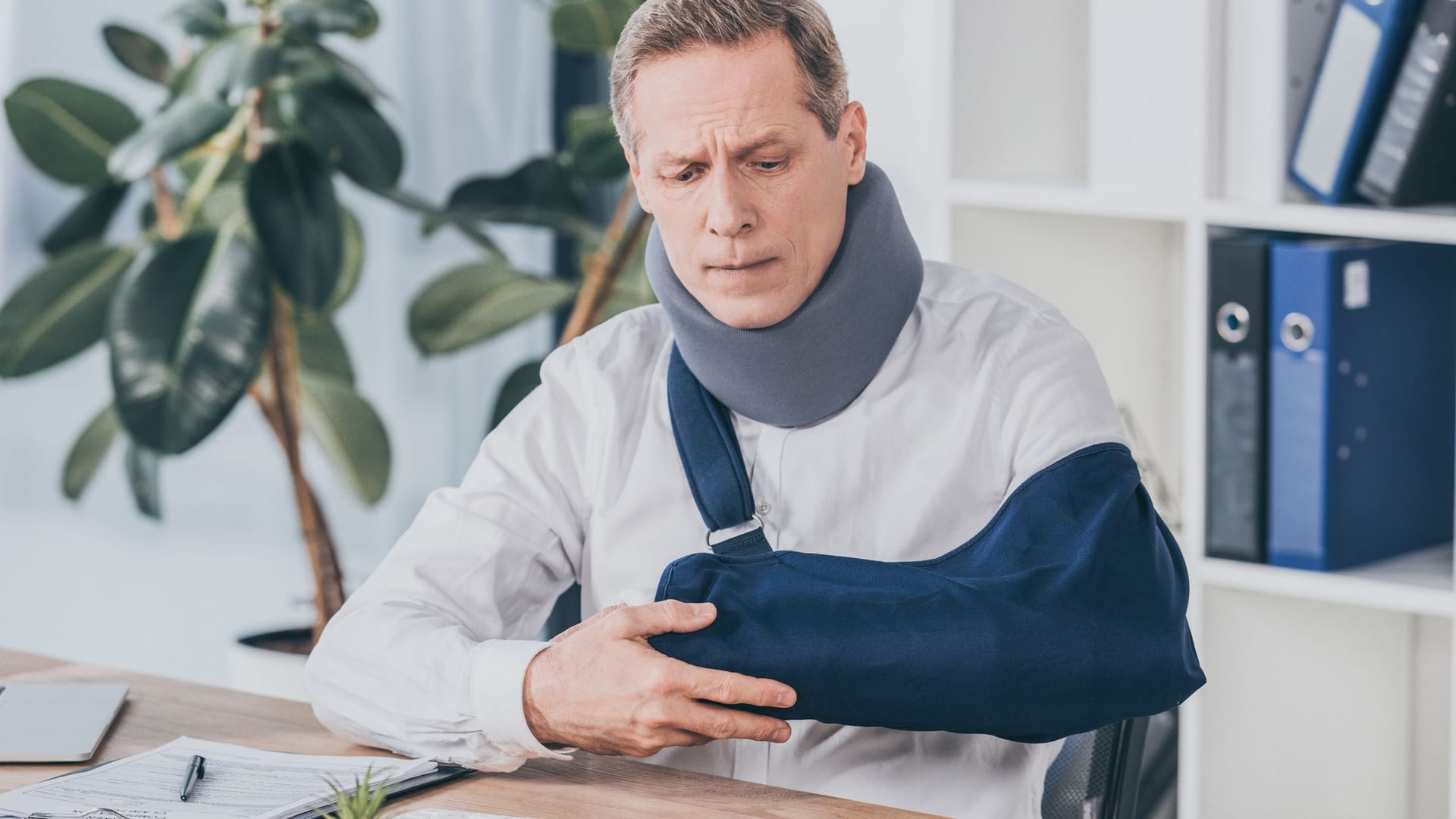 Mann mit Gipsarm (Symbolbild): Es gibt Fälle, in denen der Arbeitgeber keine Lohnfortzahlung leisten muss.