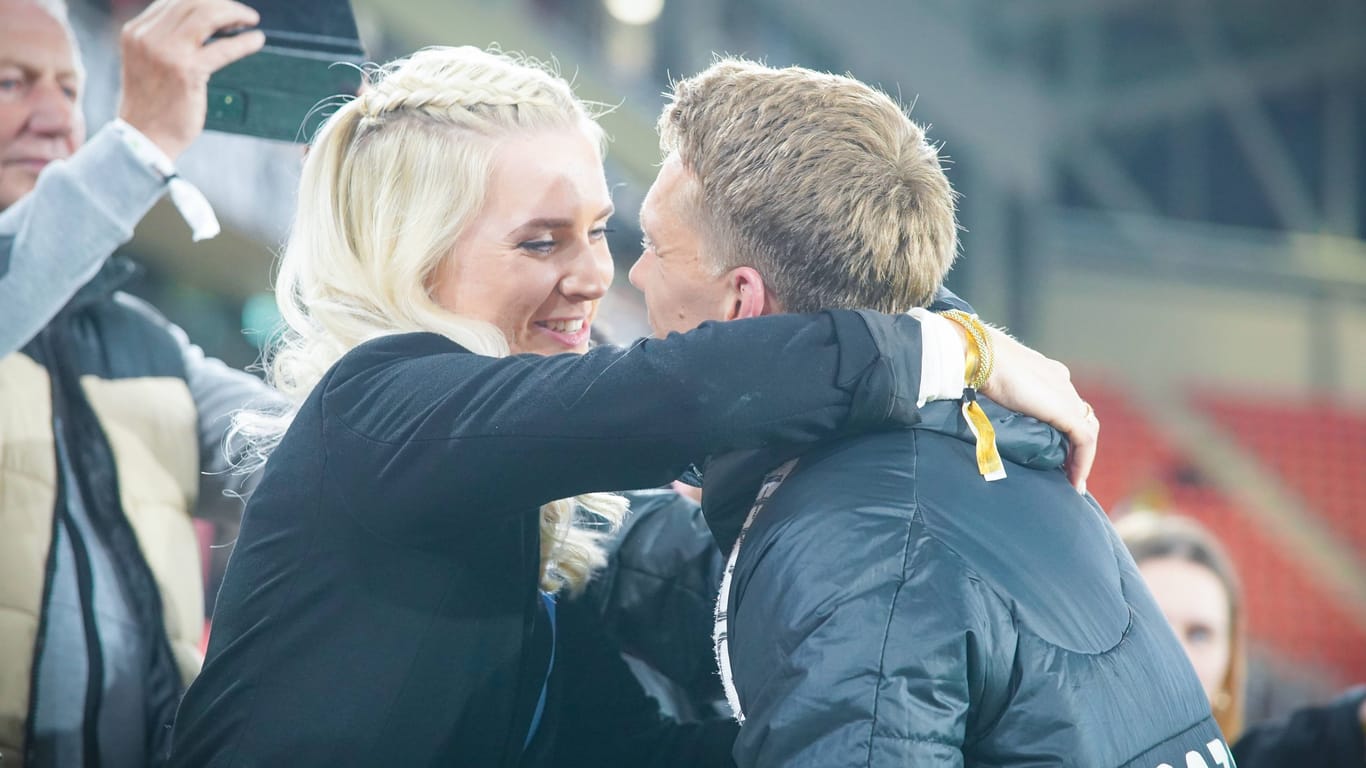 Nils Petersen und seine Frau Carla (l.): Sie hat einen Dauerkartenplatz im Europa-Park-Stadion.