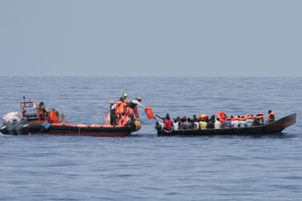 Retter der "Ocean Viking" helfen den Menschen in kleinen Booten im Mittelmeer.