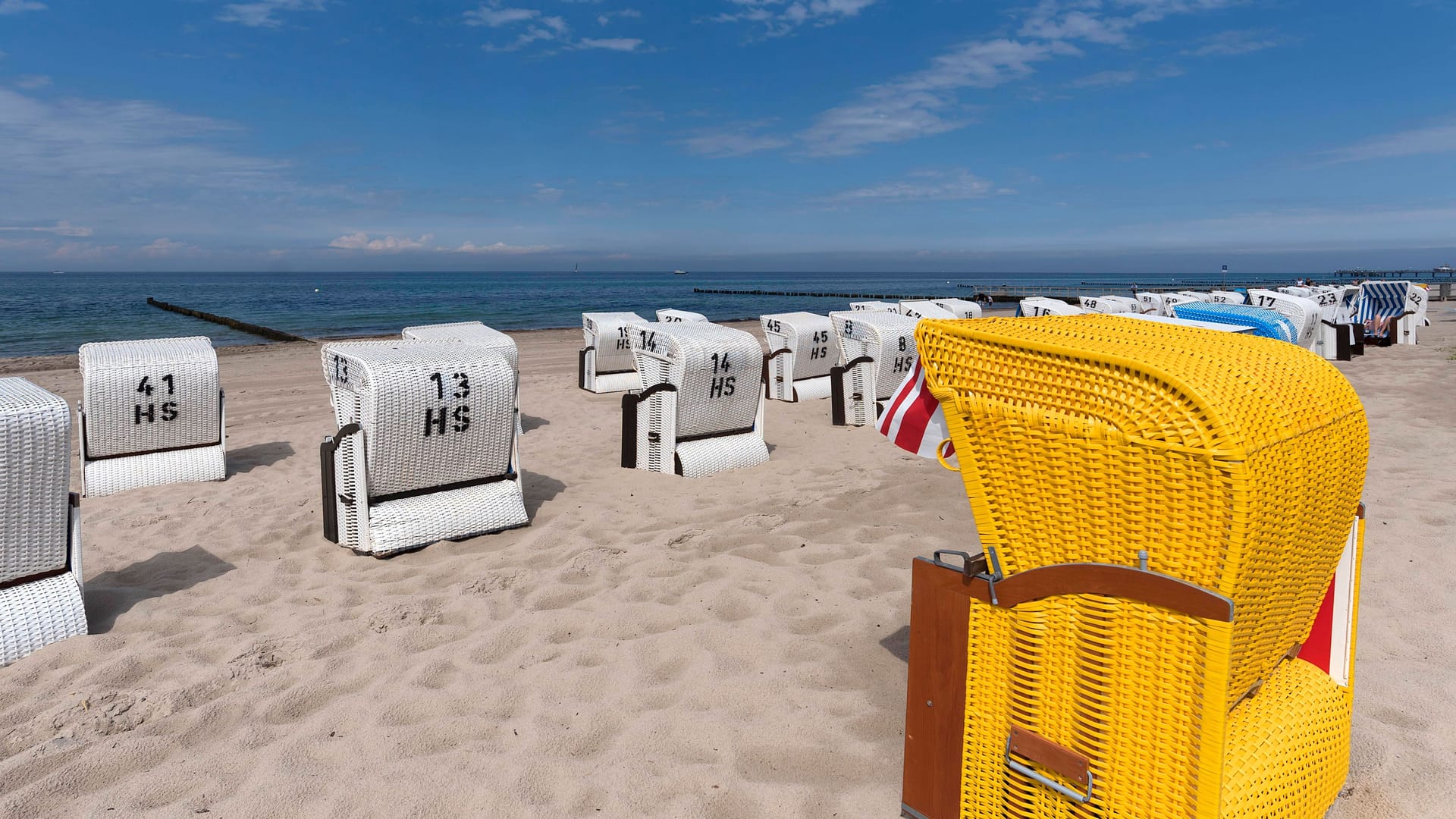 Strandkörbe am Strand von Kühlungsborn: Der Ort in Mecklenburg-Vorpommern ist bei Urlaubern besonders beliebt.