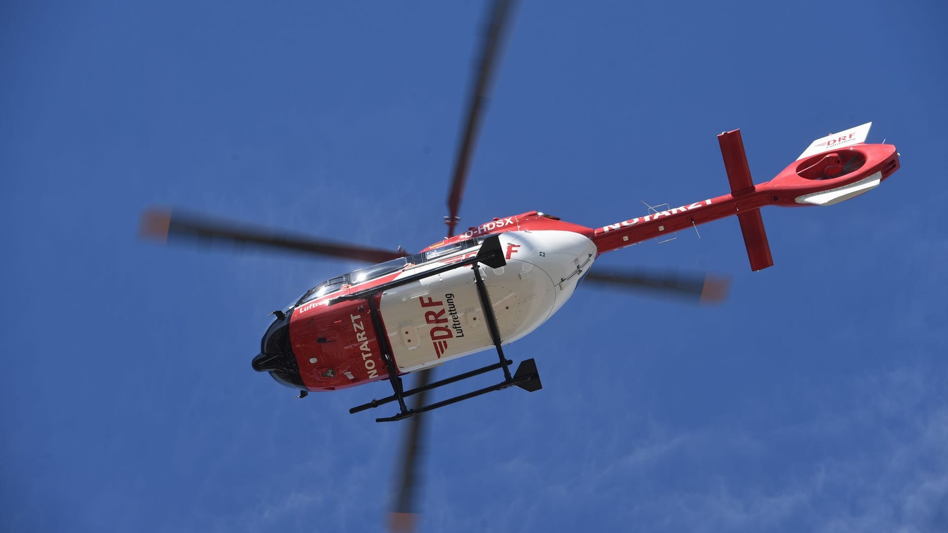 Ein Rettungshubschrauber fliegt am Himmel: Für zwei Bergsteiger kam in Tirol jede Hilfe zu spät.