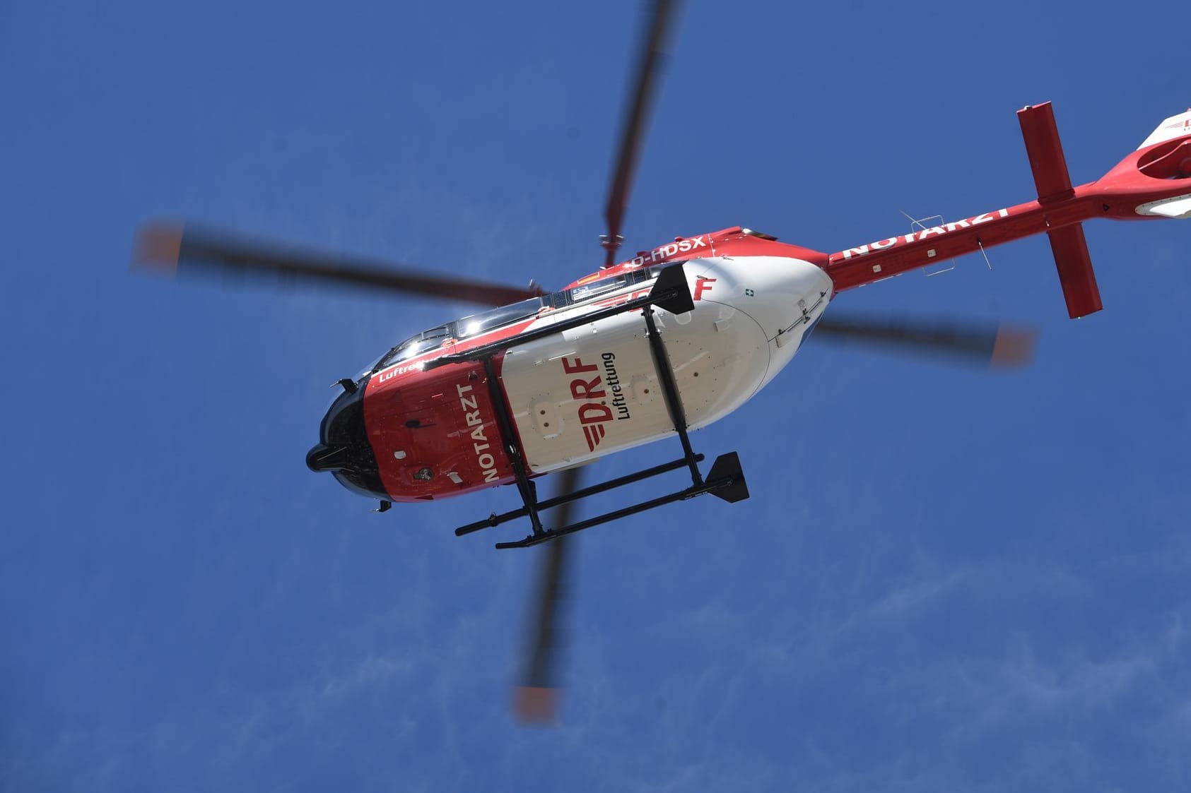 Ein Rettungshubschrauber fliegt am Himmel: Für zwei Bergsteiger kam in Tirol jede Hilfe zu spät.