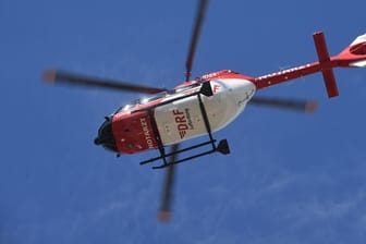 Ein Rettungshubschrauber fliegt am Himmel: Für zwei Bergsteiger kam in Tirol jede Hilfe zu spät.