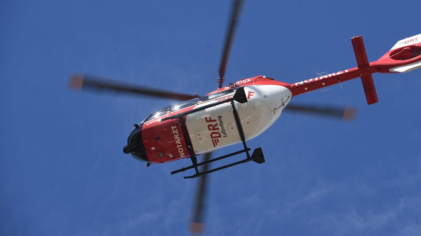 Ein Rettungshubschrauber fliegt am Himmel: Für zwei Bergsteiger kam in Tirol jede Hilfe zu spät.