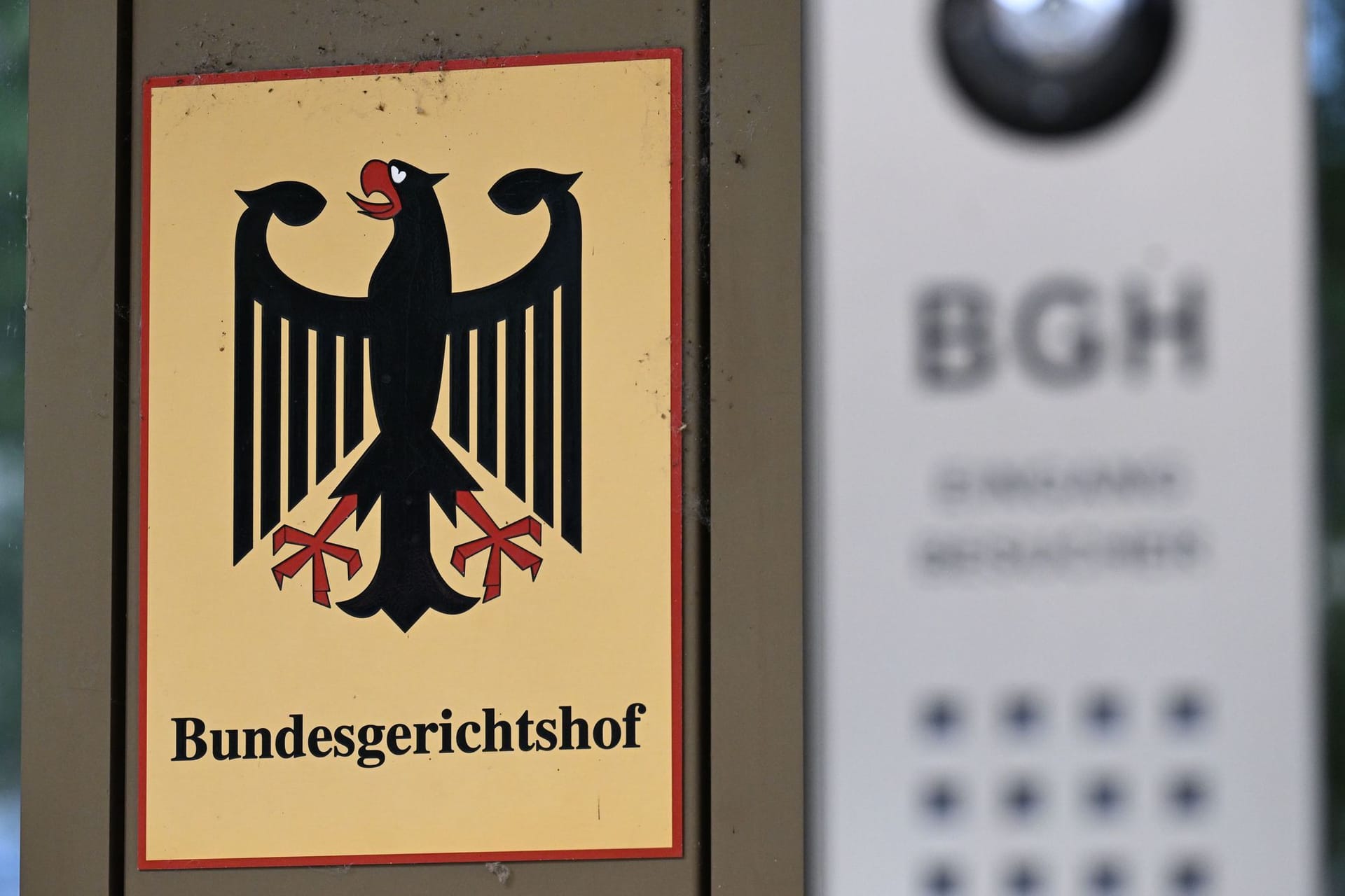 Ein Hinweisschild mit Bundesadler und dem Schriftzug Bundesgerichtshof (Symbolbild): Im Fall eines toten Demenz-Patienten hat der BGH eine Neuverhandlung angeordnet.