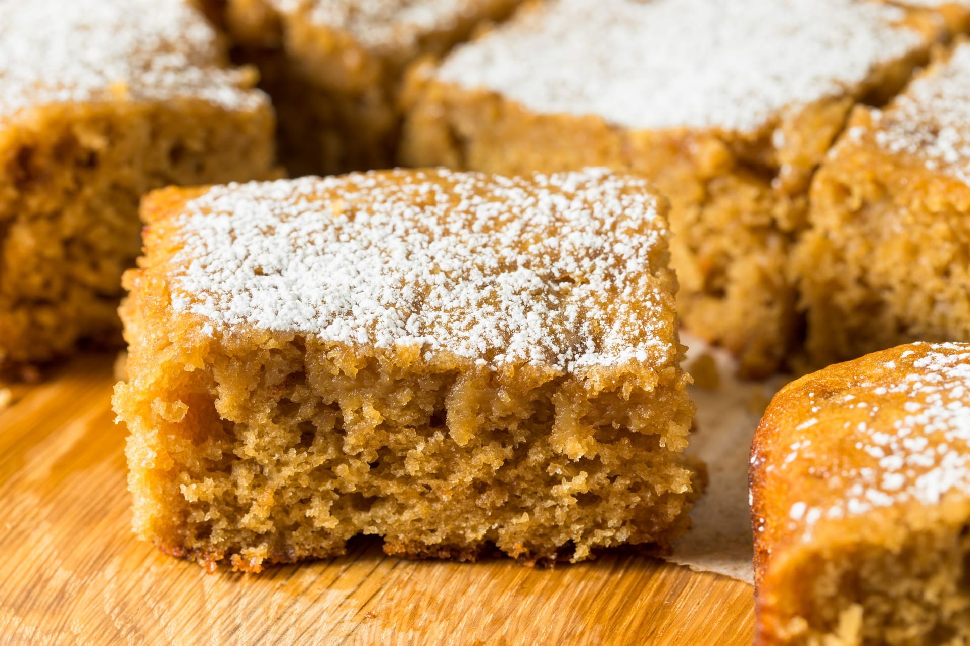 Aus Mürbeteig und Apfelmus entsteht im Handumdrehen ein sagenhaft köstlicher Kuchen.