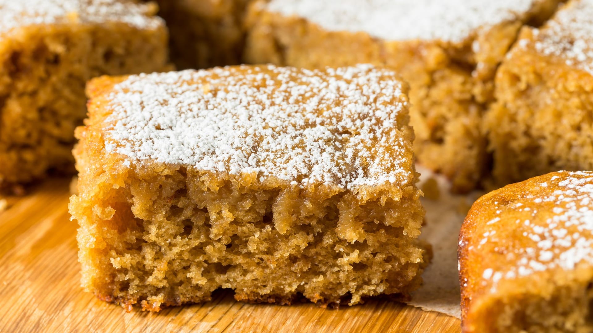 Aus Mürbeteig und Apfelmus entsteht im Handumdrehen ein sagenhaft köstlicher Kuchen.