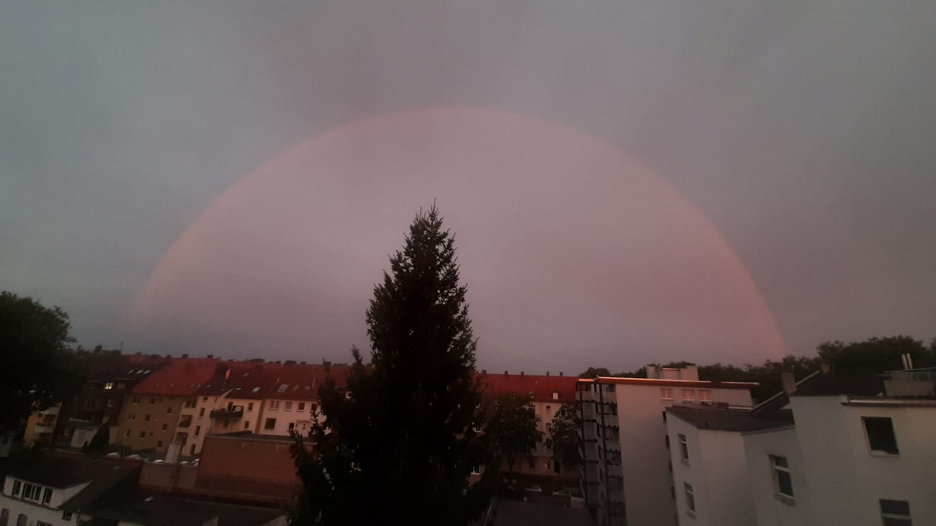 Regenbogen im Westen von Dortmund: Das Phänomen hielt rund fünf Minuten an.