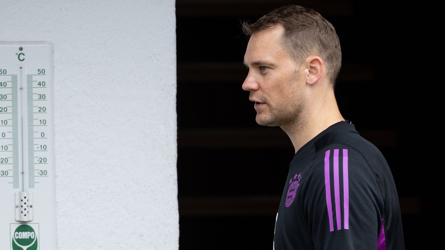 Manuel Neuer auf dem Trainingsgelände des FC Bayern: Der Torhüter wurde am Sonntag operiert.