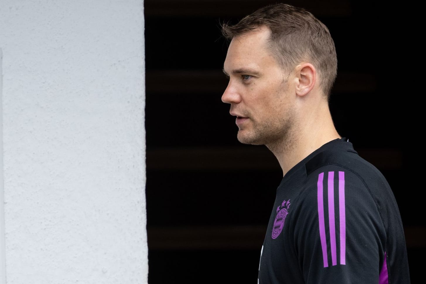 Manuel Neuer auf dem Trainingsgelände des FC Bayern: Der Torhüter wurde am Sonntag operiert.