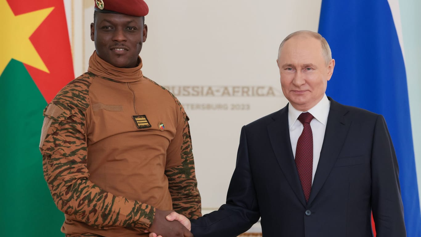 Ibrahim Traoré und Wladimir Putin: Die beiden Staatschefs trafen sich am Rande des Russland-Afrika-Gipfels in Sankt Petersburg.