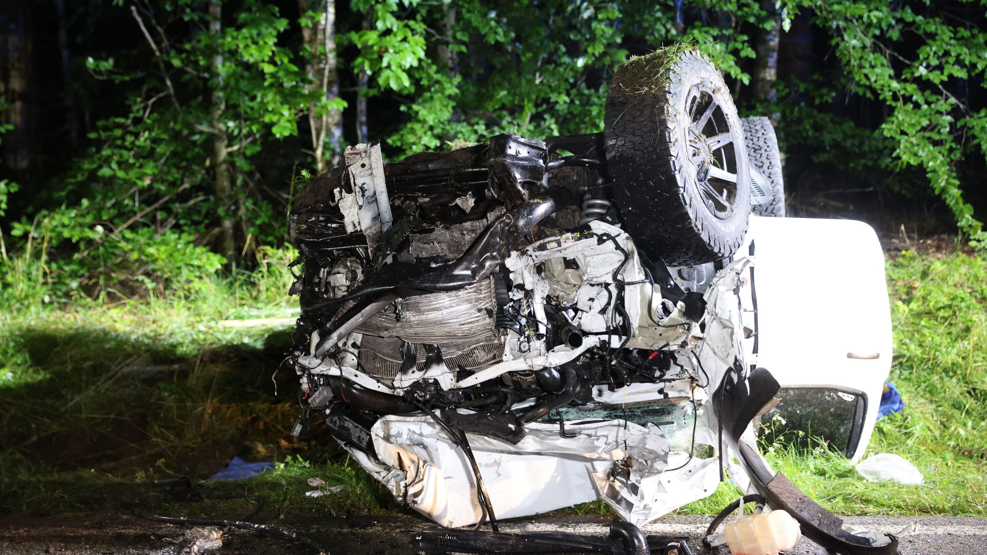 Dieser Geländewagen verursachte einen schweren Frontalzusammenstoß in Mittelfranken: Ein Ehepaar verstarb noch an der Unfallstelle. Dieser Geländewagen verursachte einen schweren Frontalzusammenstoß in Mittelfranken: Ein Ehepaar verstarb noch an der Unfallstelle.