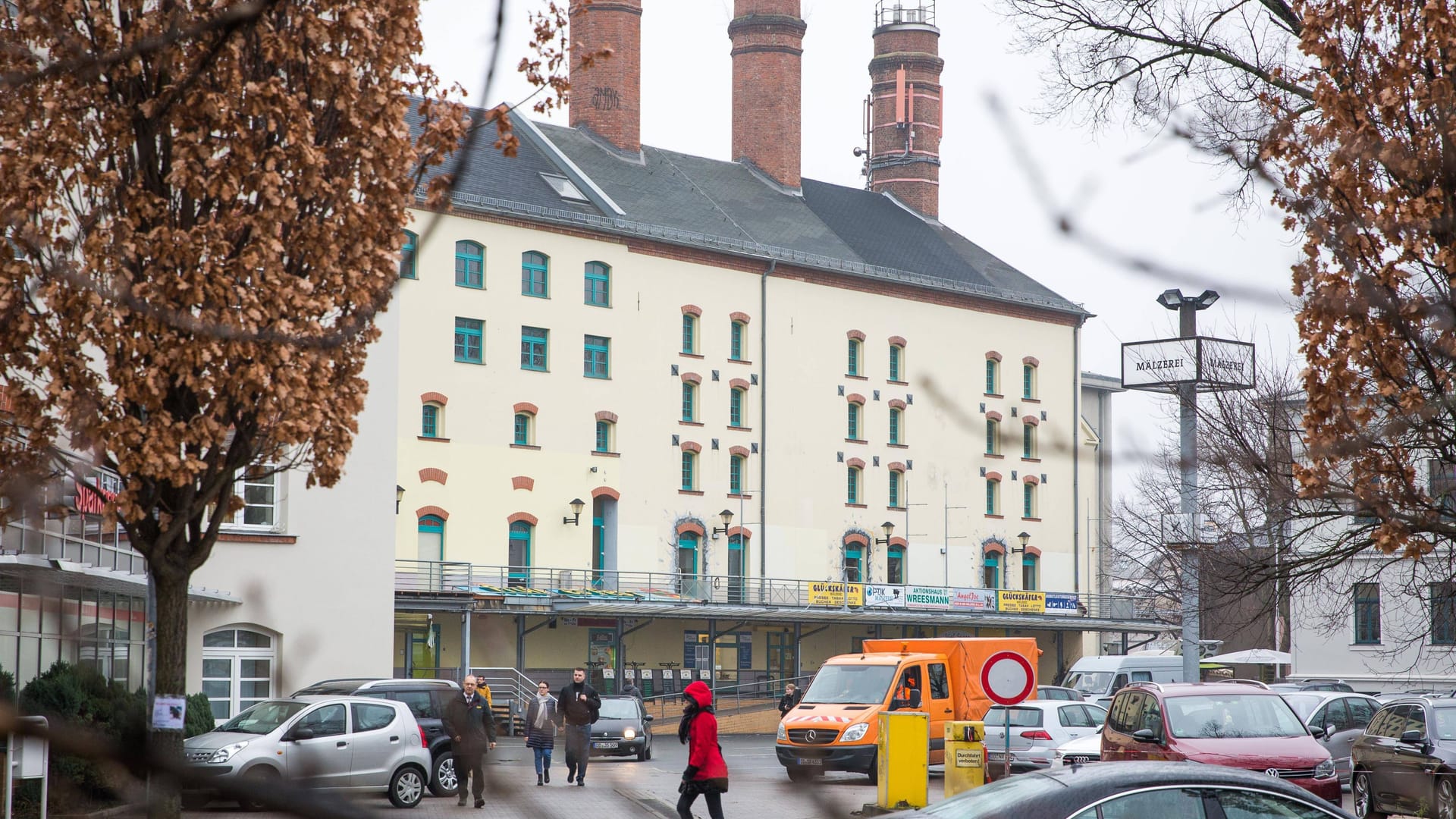 Sparkasse an der Heidestraße: Am Dienstagabend sorgte ein Banküberfall für einen Polizeigroßeinsatz an der Mälzerei in Dresden-Pieschen. Sparkasse an der Heidestraße: Am Dienstagabend sorgte ein Banküberfall für einen Polizeigroßeinsatz an der Mälzerei in Dresden-Pieschen.