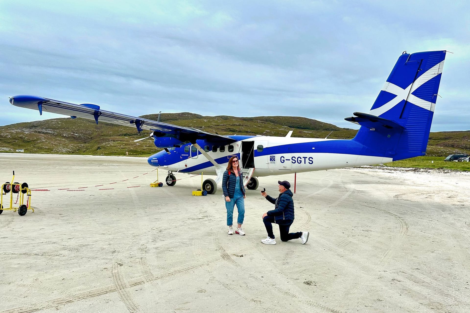 Meterhohe Buchstaben im Sand: Braut sieht Antrag aus Flugzeug