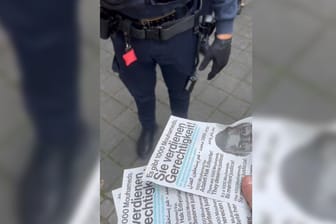 Szenen vom Dortmunder Nordmarkt: Ein Mitarbeiter der Stadt Dortmund soll verboten haben, dass Flyer in Gedenken an Mohamed Dramé verteilt werden.