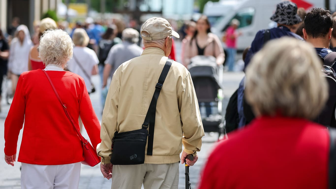 Senioren in der Leipziger Innenstadt (Symbolbild): Damit die Rente dauerhaft sicher ist, braucht sie Reformen. Ob das neue Rentenpaket der Regierung dafür ausreicht?