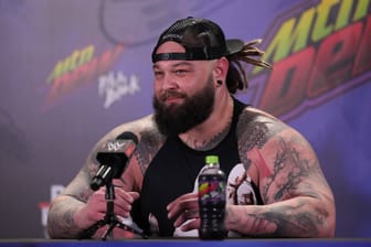 Bray Wyatt bei einer Pressekonferenz (Archivbild): Der Wrestler starb mit 36 Jahren.