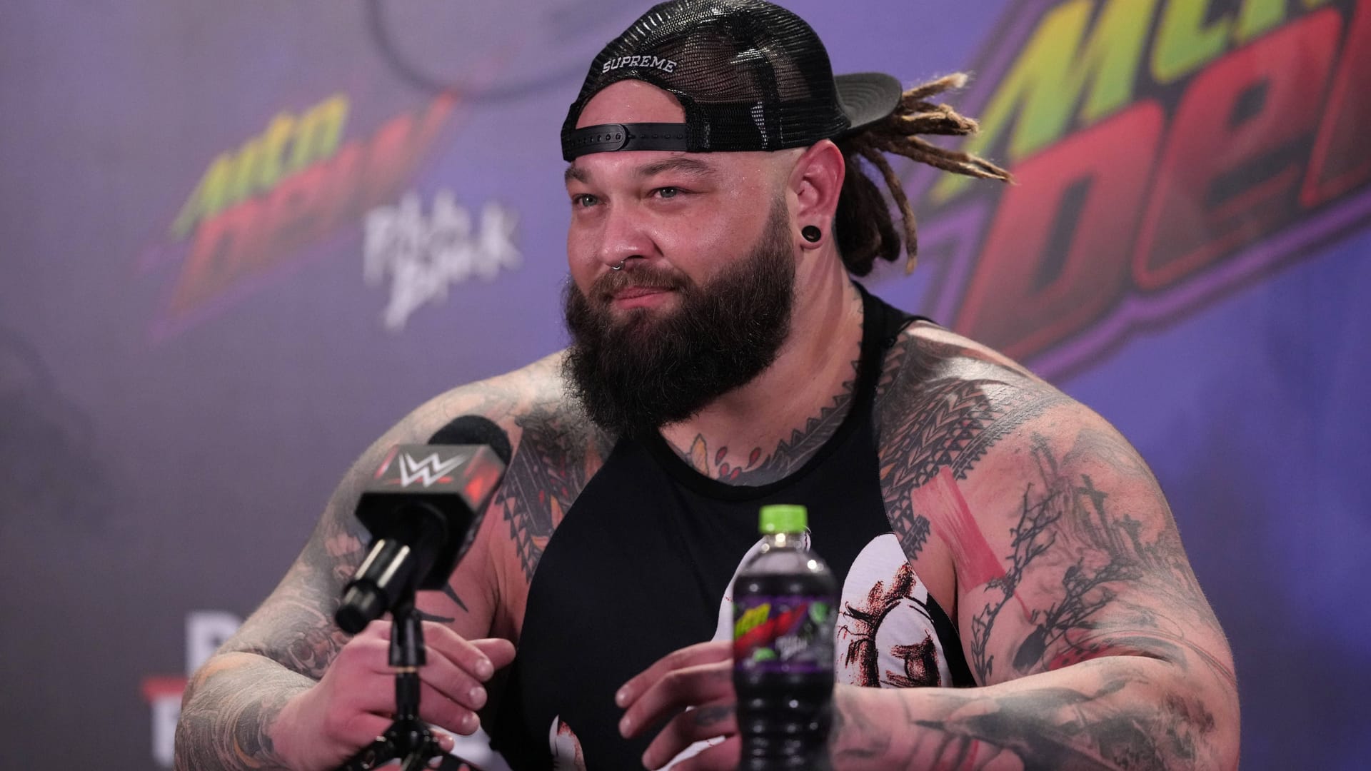 Bray Wyatt bei einer Pressekonferenz (Archivbild): Der Wrestler starb mit 36 Jahren.