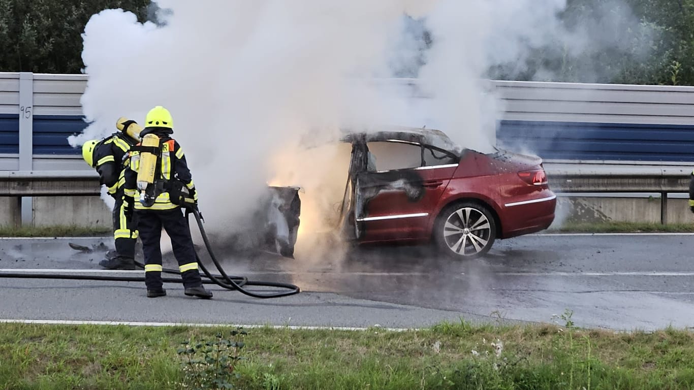 Die Feuerwehr bei den Nachlöscharbeiten.