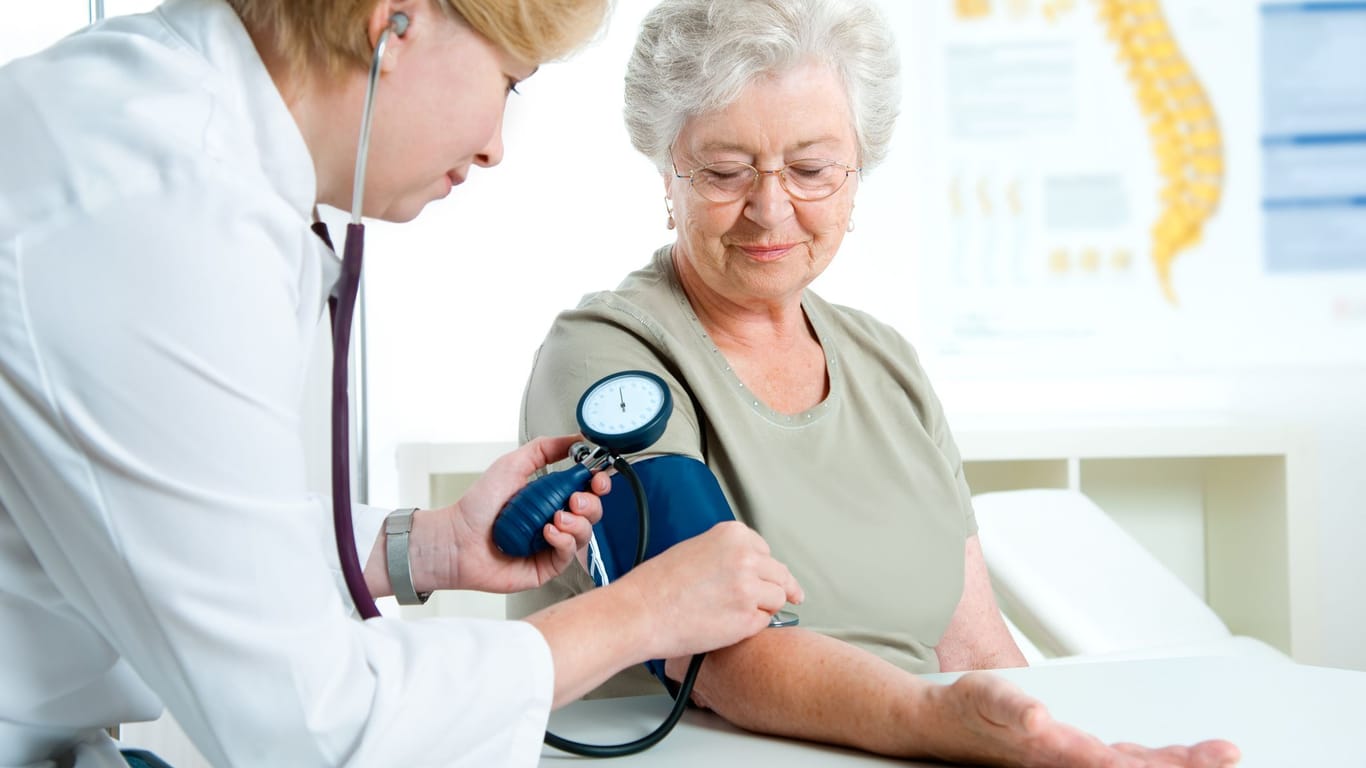 Bei normalem Blutdruck liegen die Werte zwischen 100-130 / 60-85 mmHg.