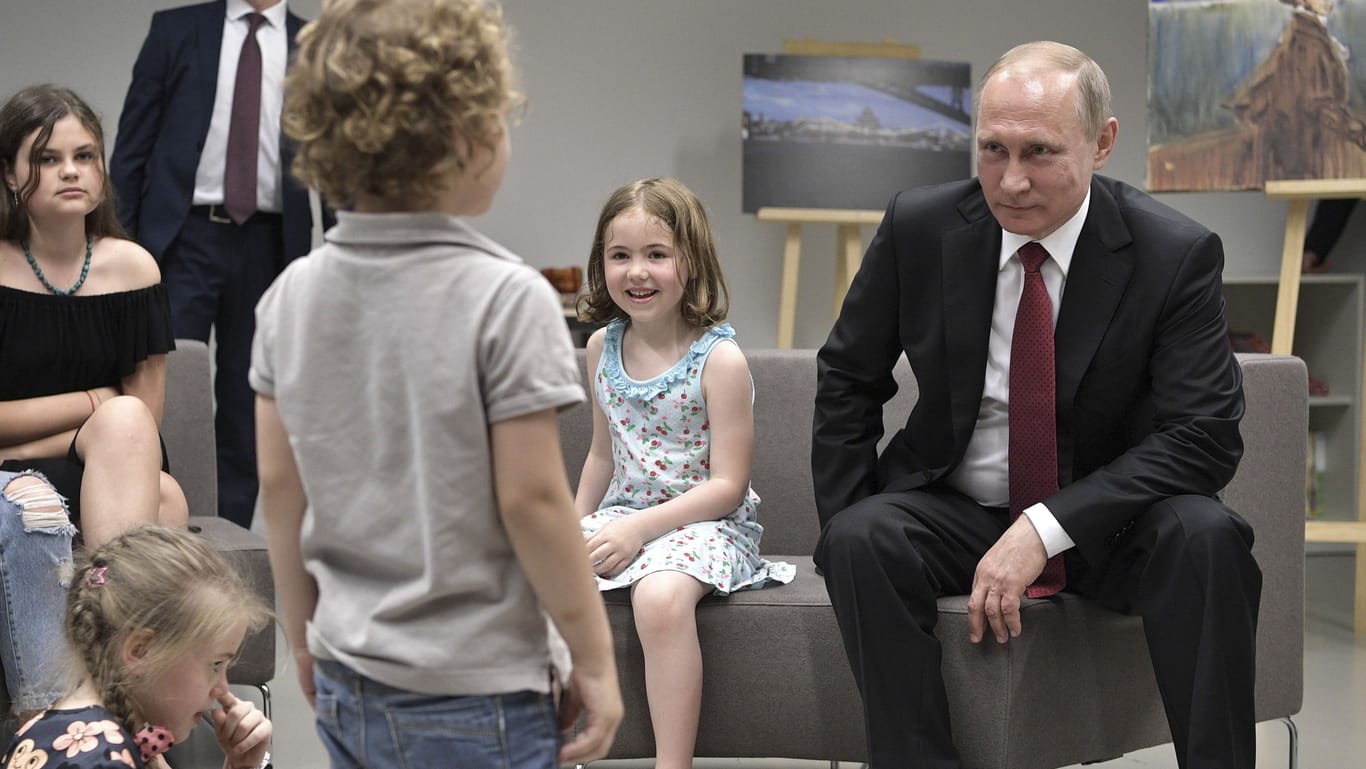 Putin im Museum: 2017 zeigte sich der russische Despot mit Schülern im Pariser Louvre.