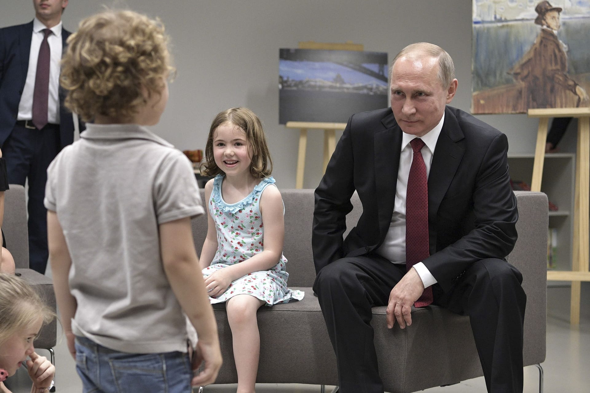 Putin im Museum: 2017 zeigte sich der russische Despot mit Schülern im Pariser Louvre.