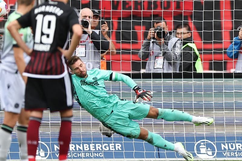 Hannovers Torwart Ron-Robert Zieler (rechts) kann den Schuss des Nürnberger Can Yilmaz Uzun per Elfmeter nicht halten: Der 17-Jährige schießt Nürnberg zum Unentschieden.