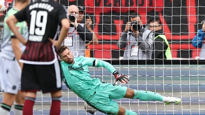 Hannovers Torwart Ron-Robert Zieler (rechts) kann den Schuss des Nürnberger Can Yilmaz Uzun per Elfmeter nicht halten: Der 17-Jährige schießt Nürnberg zum Unentschieden.