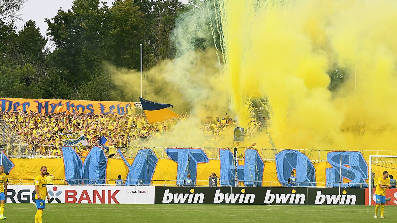 Choreo der Fans von Lokomotive Leipzig: Sie sorgten für Ärger während des Spiels.