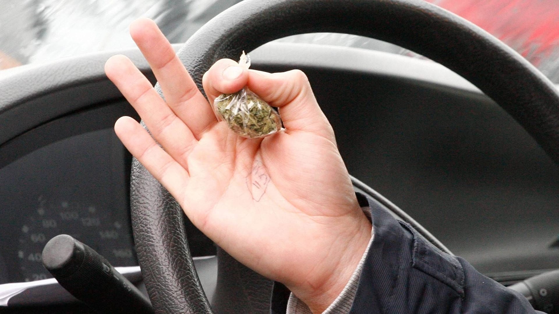 Symbolbild für den handeln mit Drogen aus einem Auto heraus