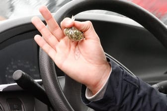 Symbolbild für den handeln mit Drogen aus einem Auto heraus