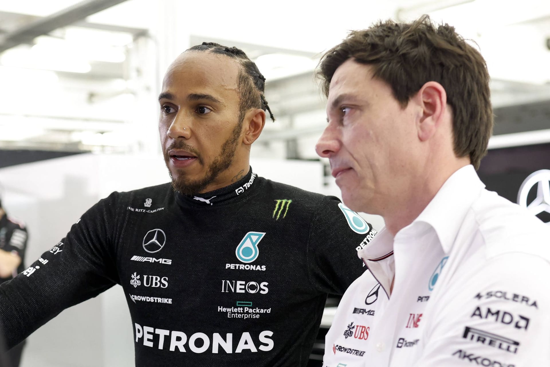 Lewis Hamilton (links) mit Mercedes-Teamchef Toto Wolff: Das Erfolgsduo wird mindestens zwei weitere Jahre zusammenarbeiten.