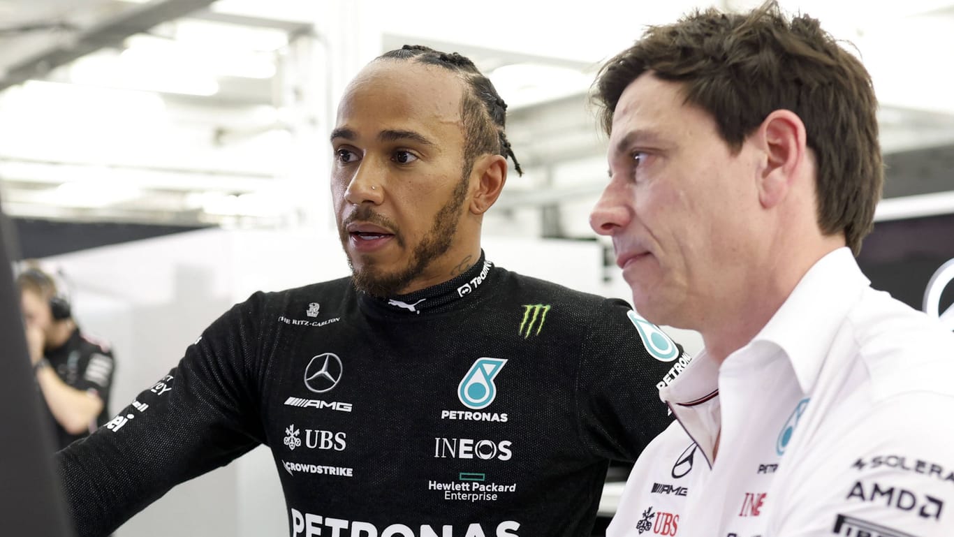 Lewis Hamilton (links) mit Mercedes-Teamchef Toto Wolff: Das Erfolgsduo wird mindestens zwei weitere Jahre zusammenarbeiten.