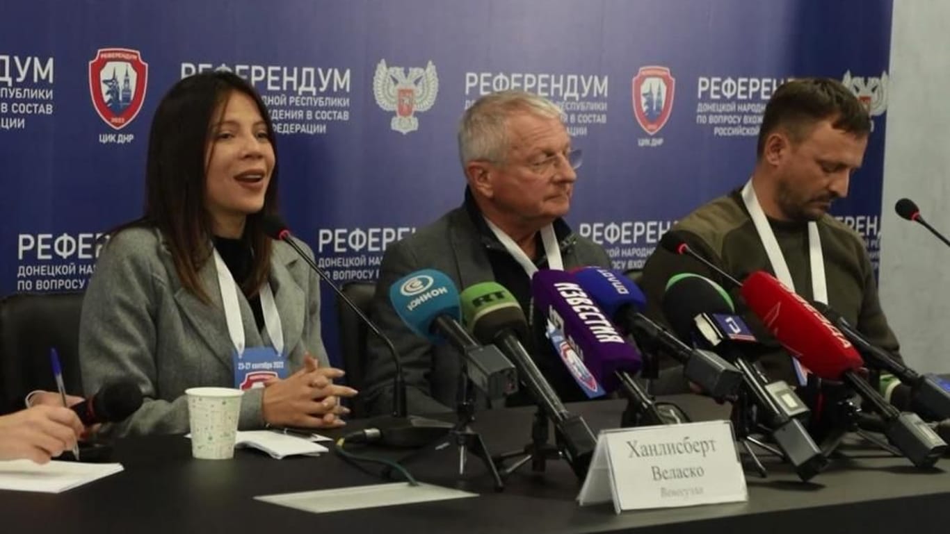 Pressekonferenz: Patrik Baab neben einer offiziellen Wahlbeobachterin und dem prorussischen Aktivisten Sergej Filbert.