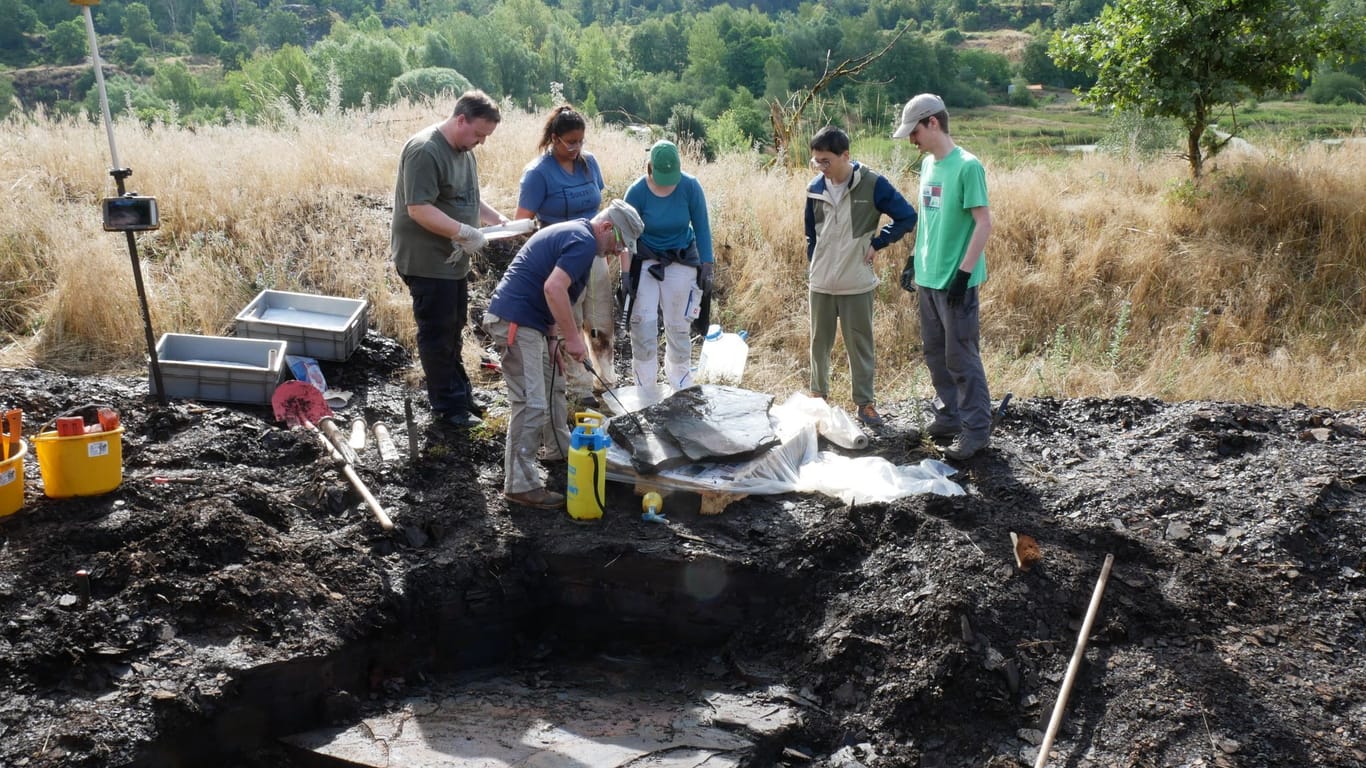 Die Arbeiten in der Grube Messel: Eine Gruppe von Forschern begutachtet im Juli einen ausgehobenen Ölschiefer-Block.