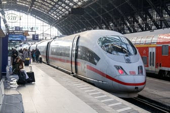 Ein Intercity am Kölner Hauptbahnhof: Reisende brauchten am Mittwochabend starke Nerven.