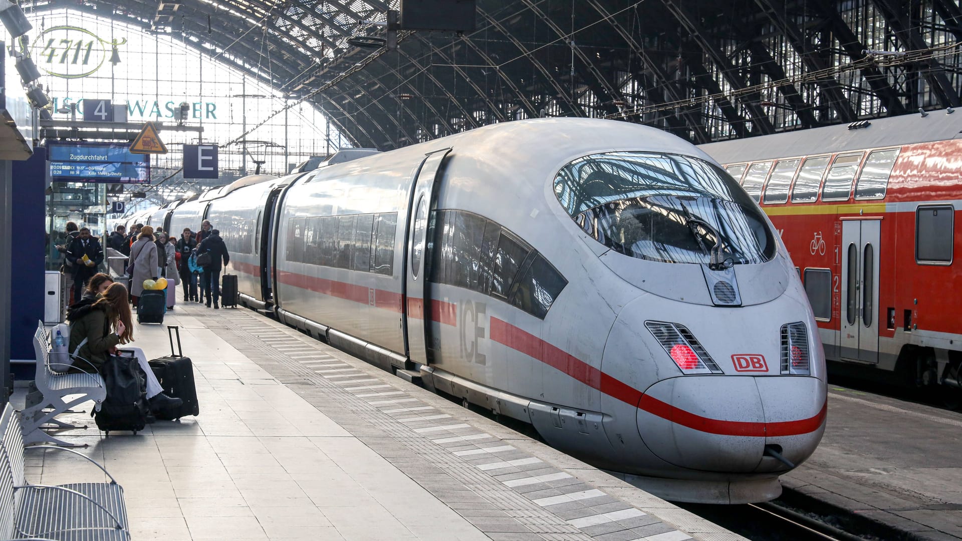 Ein Intercity am Kölner Hauptbahnhof: Reisende brauchten am Mittwochabend starke Nerven. Ein Intercity am Kölner Hauptbahnhof: Reisende brauchten am Mittwochabend starke Nerven.