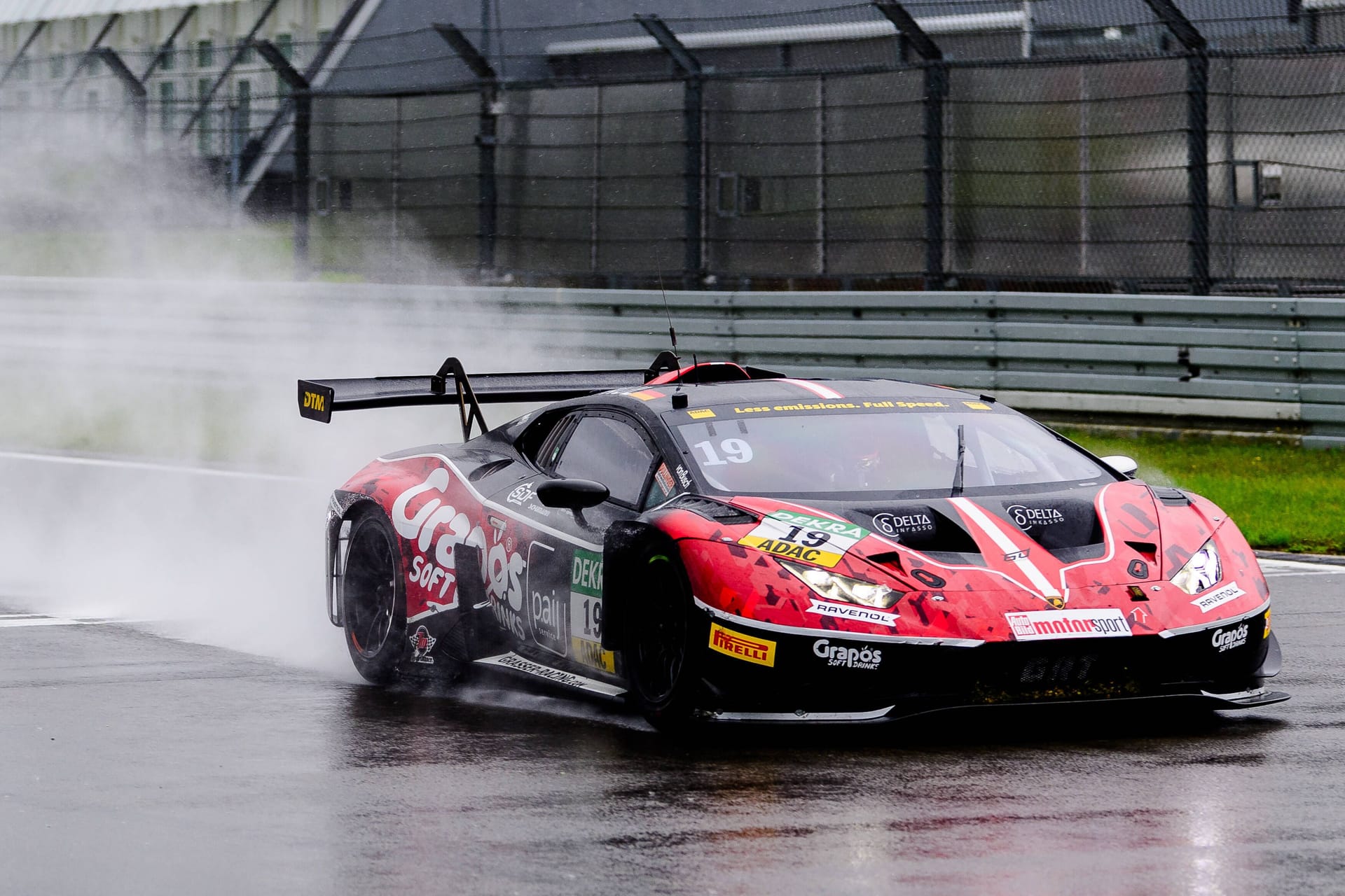 Ein Rennwagen des GRT Grasser-Racing Teams auf dem Nürburgring (Symbolfoto): Immer wieder kommt es auf der Rennstrecke zu Unfällen. Diese gehen jedoch nur selten tödlich aus.