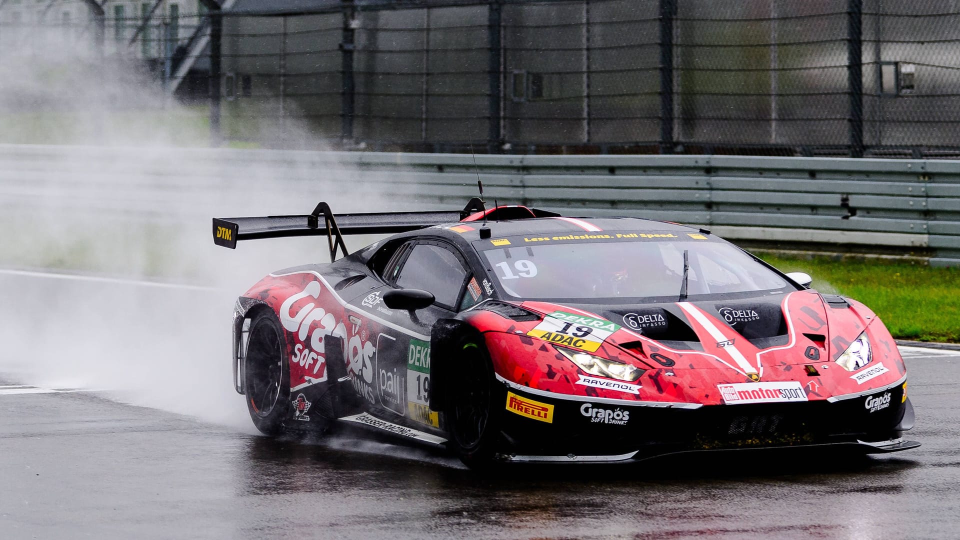 Ein Rennwagen des GRT Grasser-Racing Teams auf dem Nürburgring (Symbolfoto): Immer wieder kommt es auf der Rennstrecke zu Unfällen. Diese gehen jedoch nur selten tödlich aus.