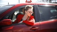 Frauen im Auto: Fahren sie wirklich schlechter als Männer? 